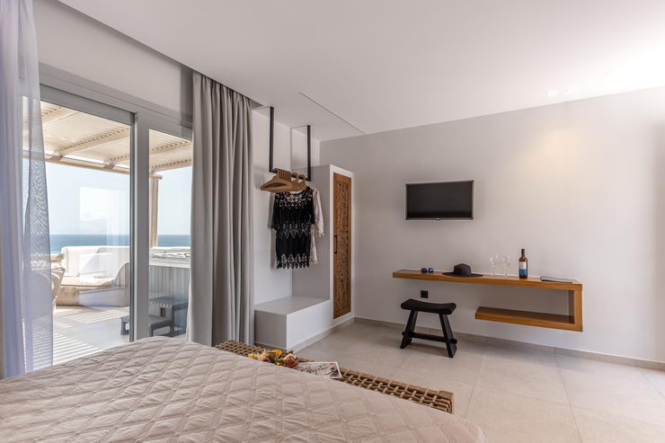 Deluxe Δίκλινα Δωμάτια με Εξωτερικό Τζακούζι και Θέα στη Θάλασσα